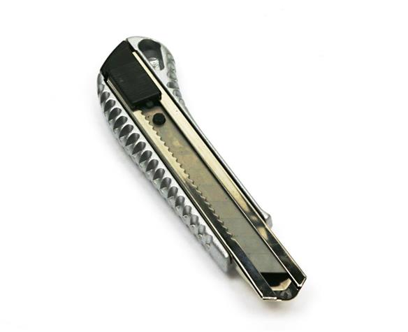 Nożyk łamany w aluminiowej oprawie z ostrzem 18mm (sprzedawany po 24 szt)-42200
